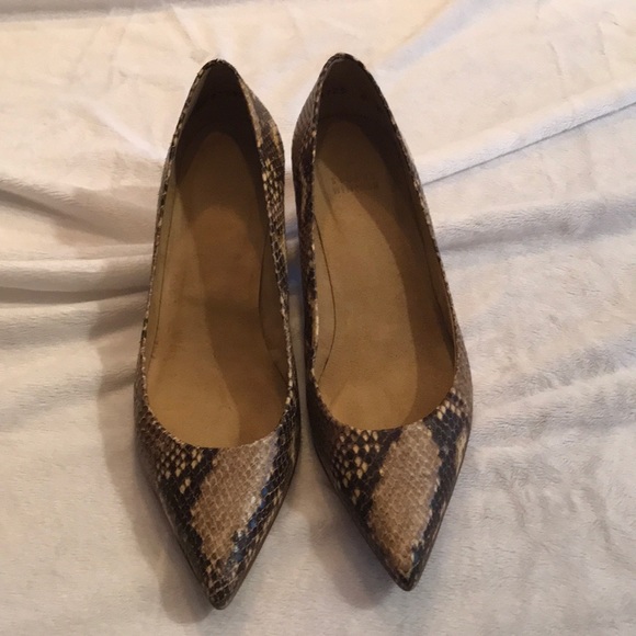 stuart weitzman snakeskin pumps